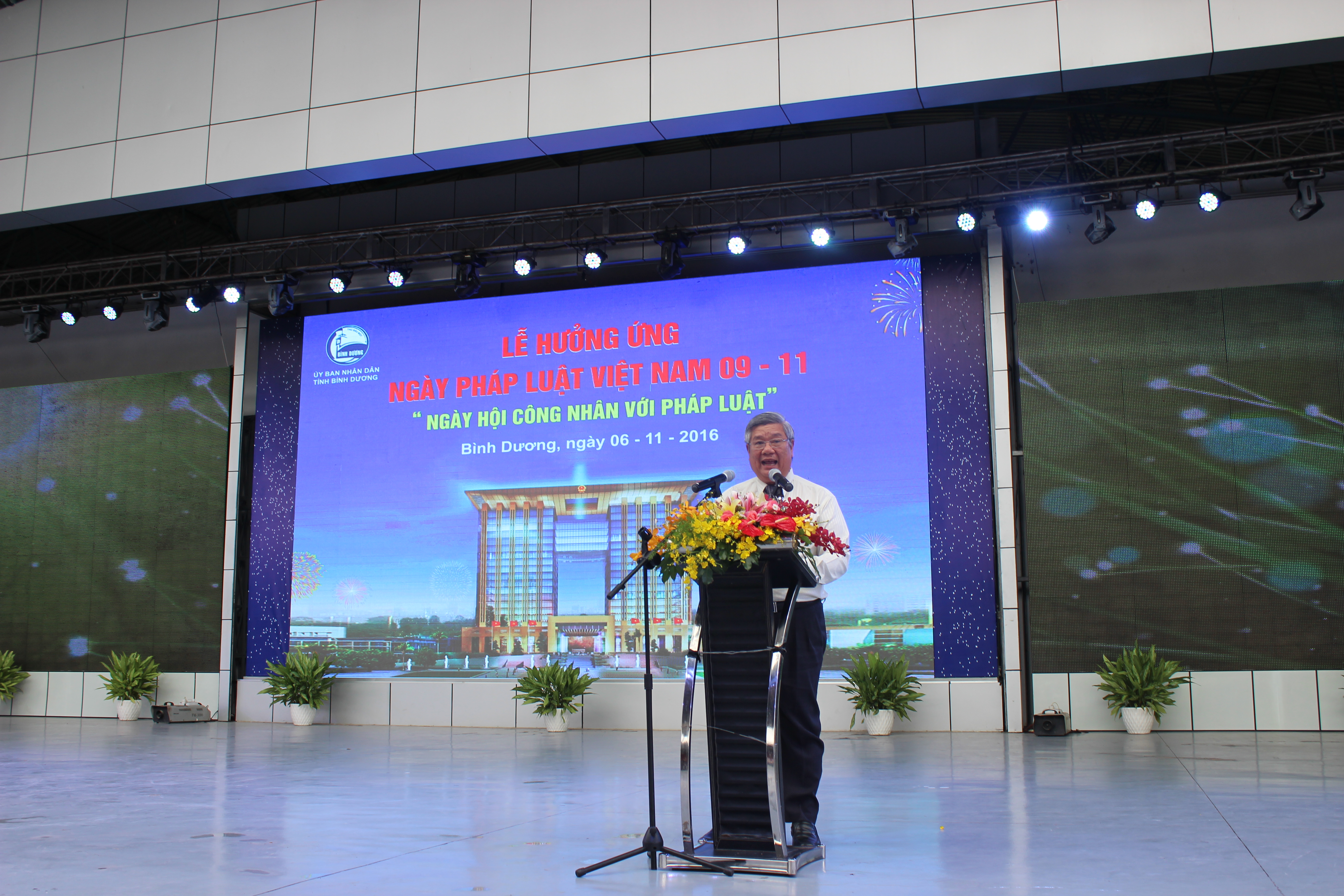 Ông Đặng Minh Hưng - Phó Chủ tịch UBND tỉnh, Chủ tịch Hội đồng phổ biến, giáo dục pháp luật tỉnh phát biểu tại buổi lễ